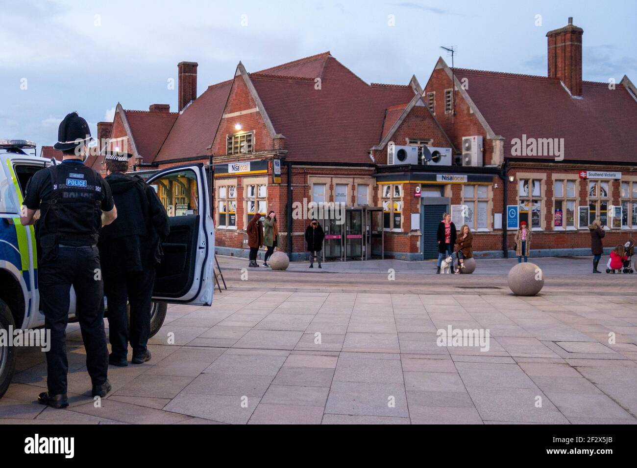 Southend on Sea, Essex, Regno Unito. 13 Marzo 2021. Una veglia era stata pianificata per le 18:00 fuori dalla stazione ferroviaria Victoria di Southend per ricordare la vittima dell'omicidio Sarah Everard, ma è stata annullata a causa delle restrizioni di blocco COVID 19. La polizia era presente per garantire che le restrizioni fossero rispettate dal manciato che si trovava in silenzio. Un certo numero di tributi sono stati posizionati intorno all'area pedonale circostante Foto Stock