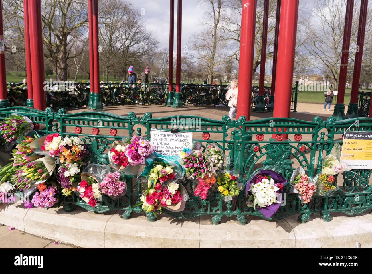 Tributi floreali e espiazioni di dolore visti al banco da banda Clapham Common in memoria di 33-year-old assassinato direttore marketing Sarah Everard, Londra Foto Stock