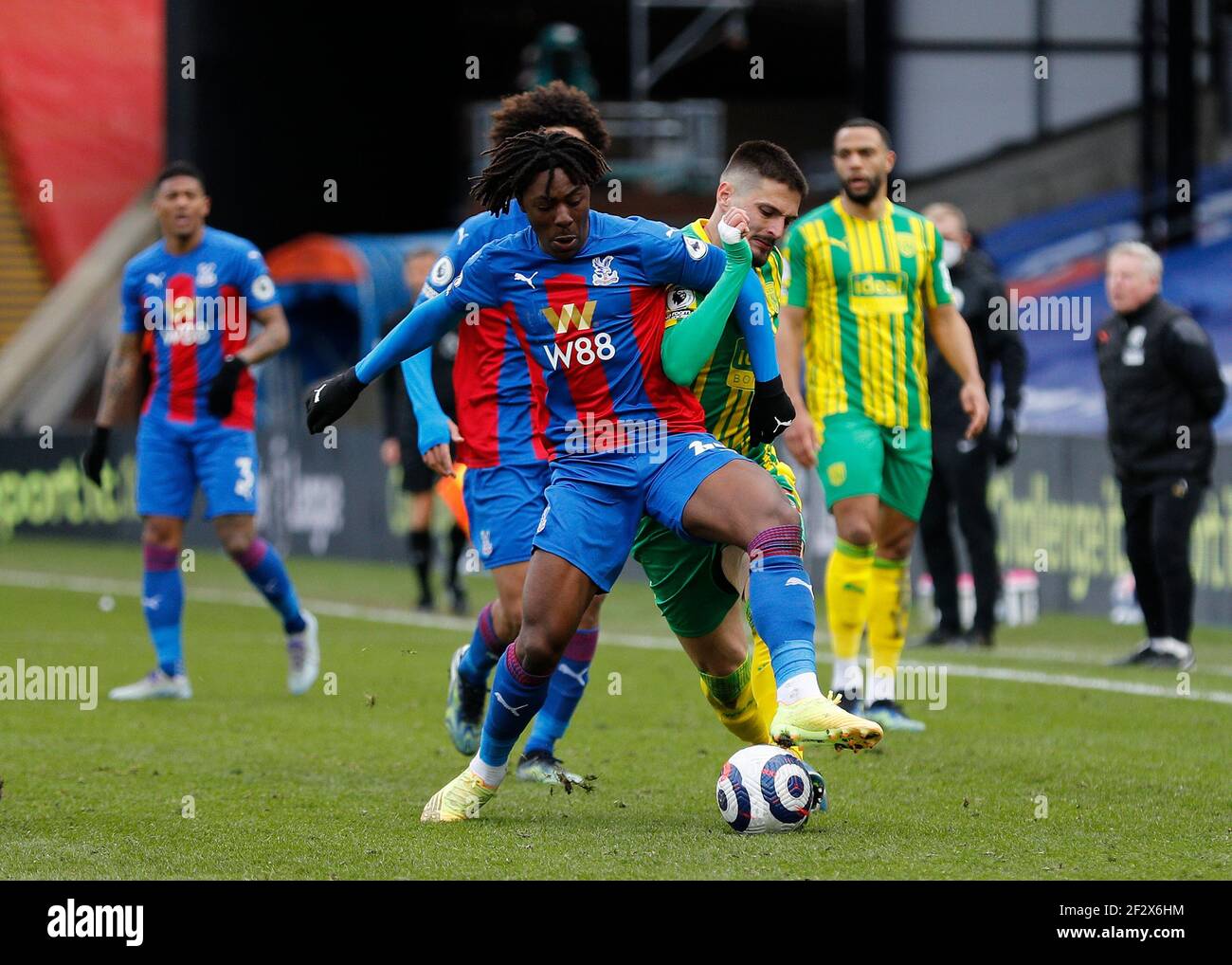 10/13 marzo 2021; Selhurst Park, Londra, Inghilterra; Premier League Football inglese, Crystal Palace contro West Bromwich Albion; okay Yokuslu di West Bromwich Albion sfida Eberechi Eze di Crystal Palace Foto Stock