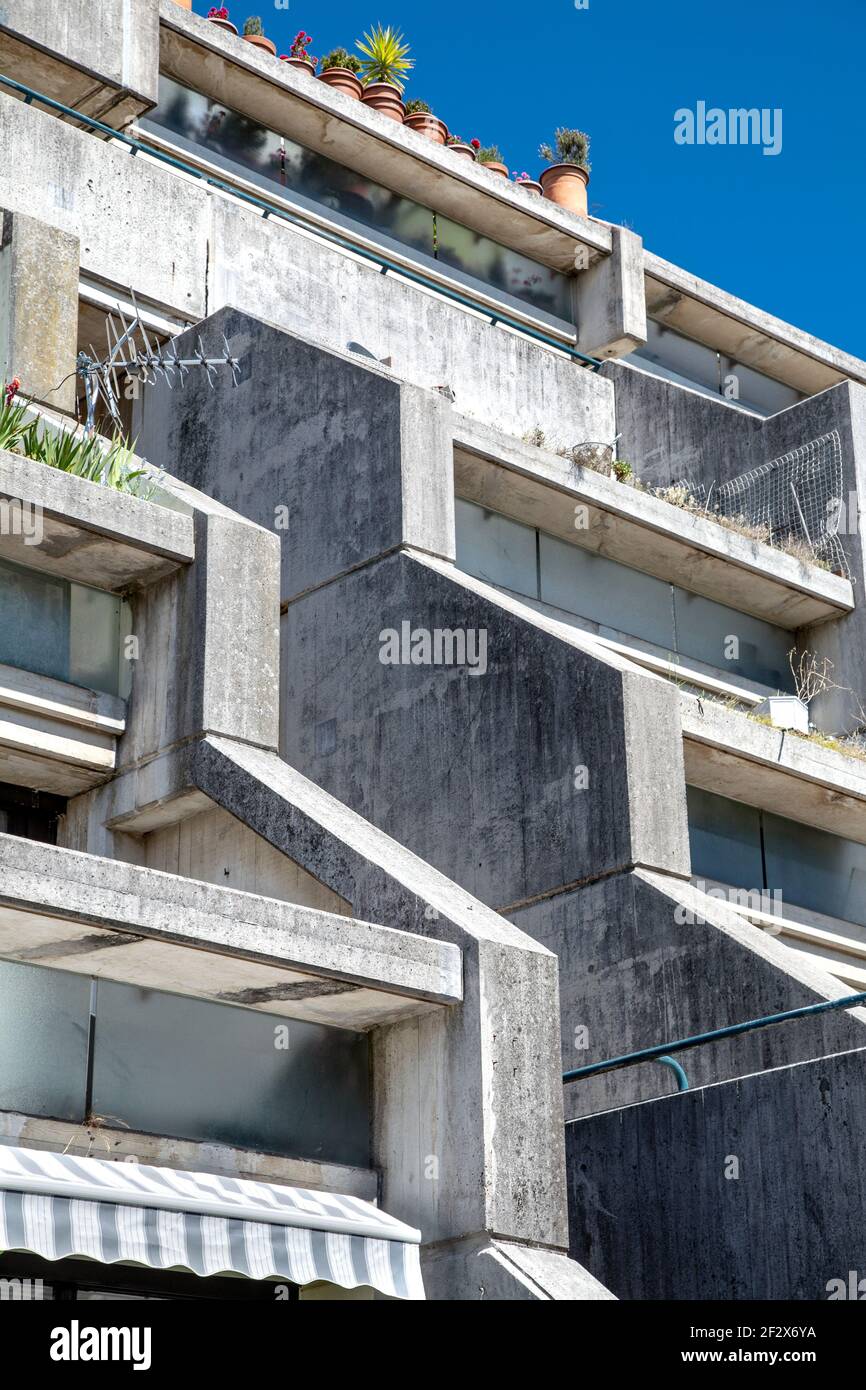 Geometrie, balconi a cascata in stile brutale Alexandra Road Estate edifici e passerella in Swiss Cottage, Londra, Regno Unito Foto Stock
