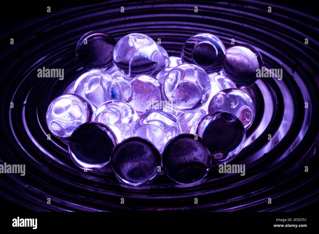 Vecchi anelli d'argento con grigio caviale viola retroilluminato Foto Stock