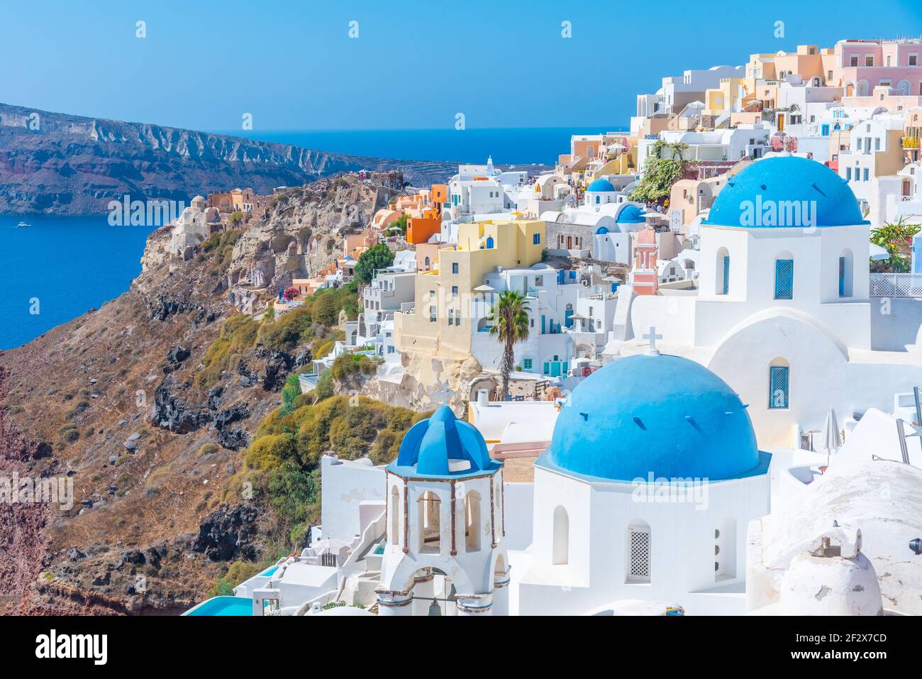 Chiese e cupole blu della città di Oia a Santorini, Grecia Foto Stock