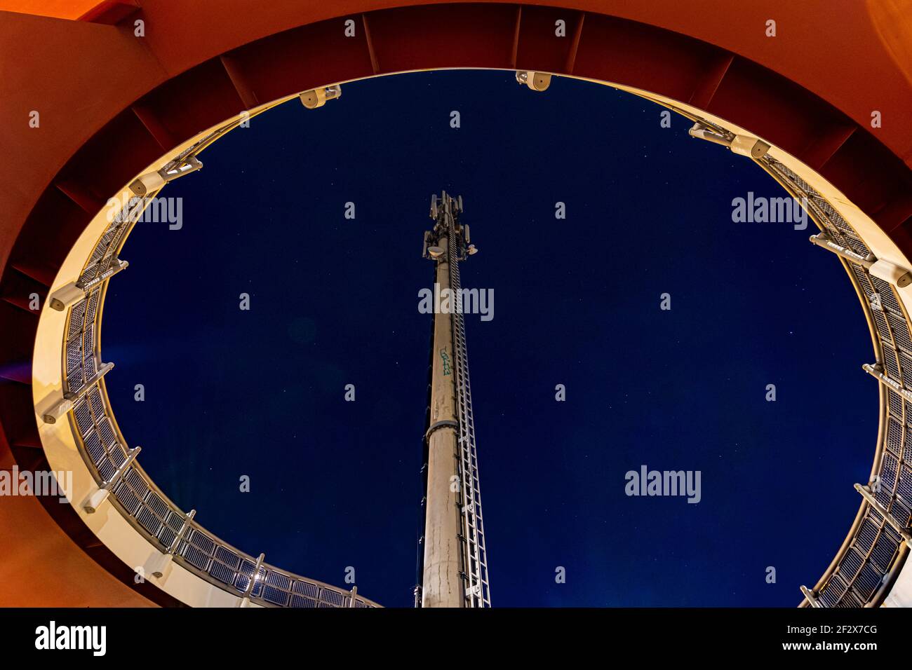 Mobilfunkmast (torre cellulare), stelle, cielo, notte, rampa curvilinea per il ponte nel 21. Floridsdorf, Vienna, Austria Foto Stock