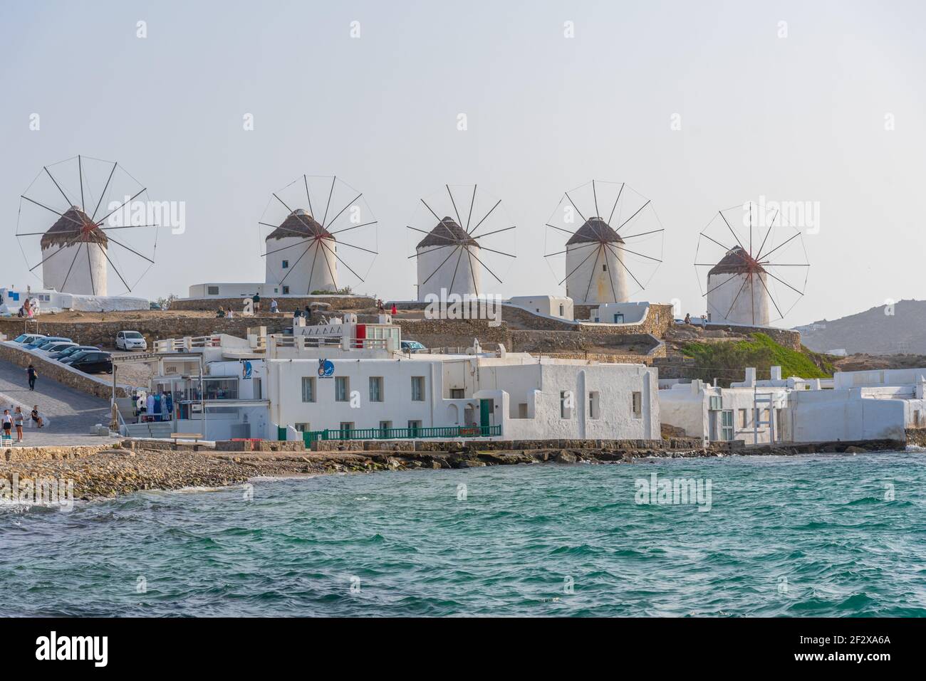 Mulini a vento che si affacciano sul Mar egeo a Mykonos, Grecia Foto Stock
