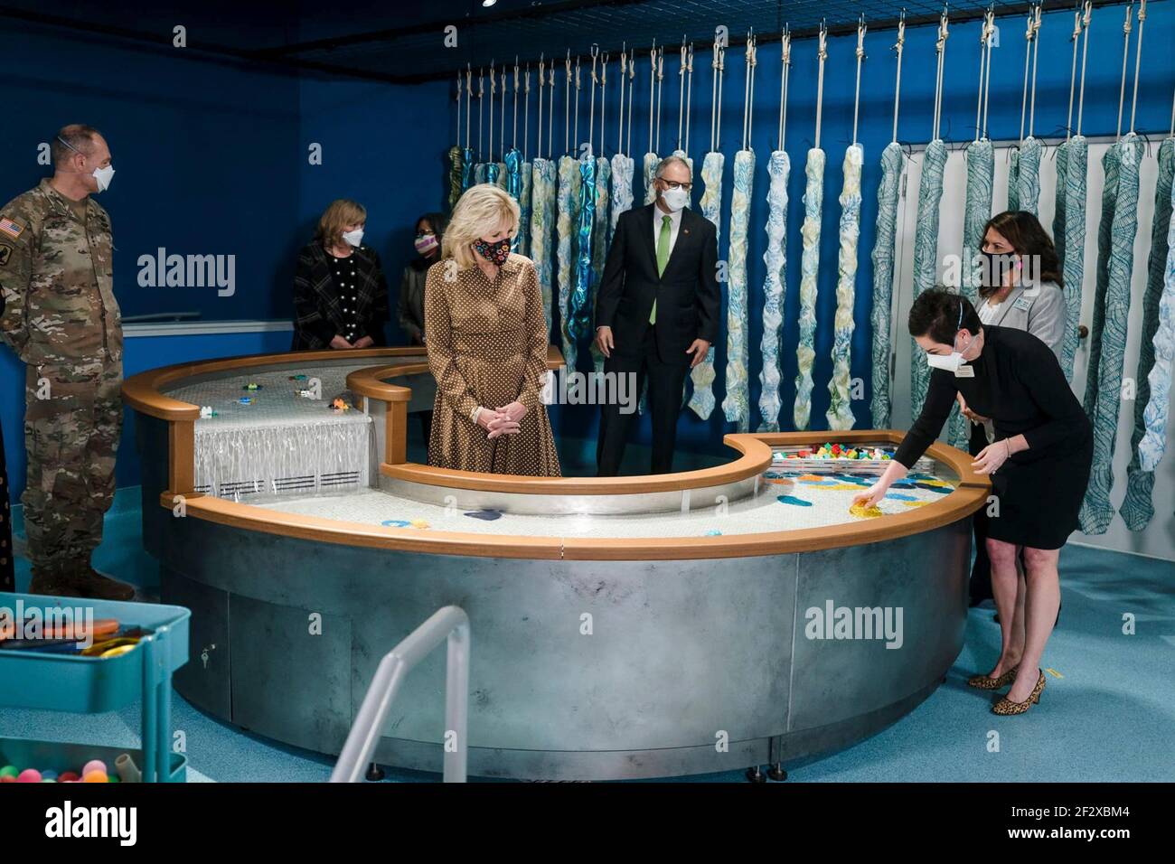 Tanya Durand, Direttore Esecutivo di Greentrike, destra, mostra la First Lady Dr. Jill Biden e il Governatore dello Stato di Washington Jay Inslee, centro, intorno al Museo dei Bambini presso la base congiunta Lewis-McChord 9 marzo 2021 vicino a Tacoma, Washington. Foto Stock