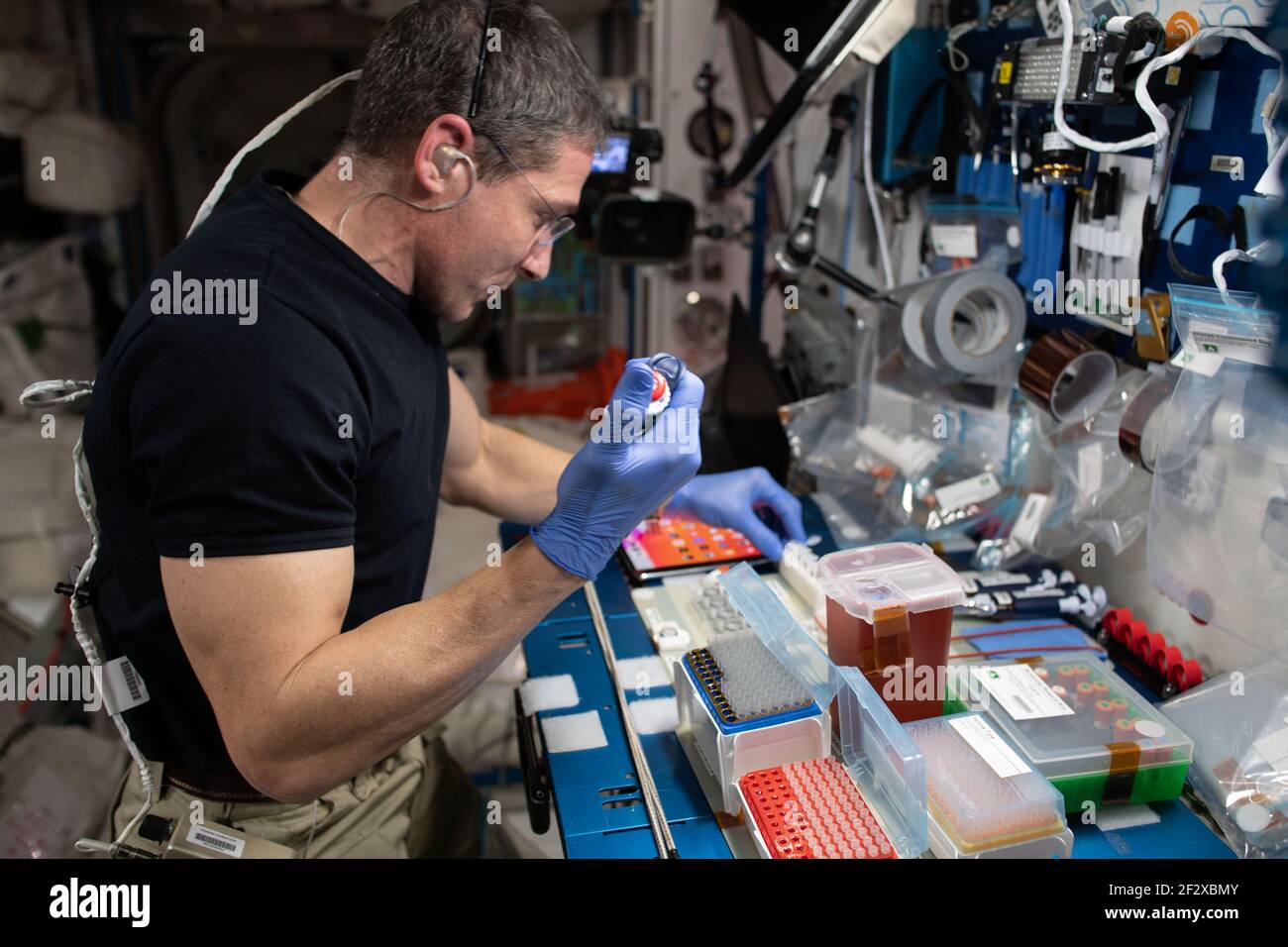 L'astronauta e spedizione della NASA 64 l'ingegnere di volo Michael Hopkins carica le piastre di cristallografia proteica con soluzioni proteiche per l'esperimento di fase II di crescita in tempo reale di cristalli proteici a bordo della International Space Station 2 marzo 2021in Earth Orbit. Foto Stock