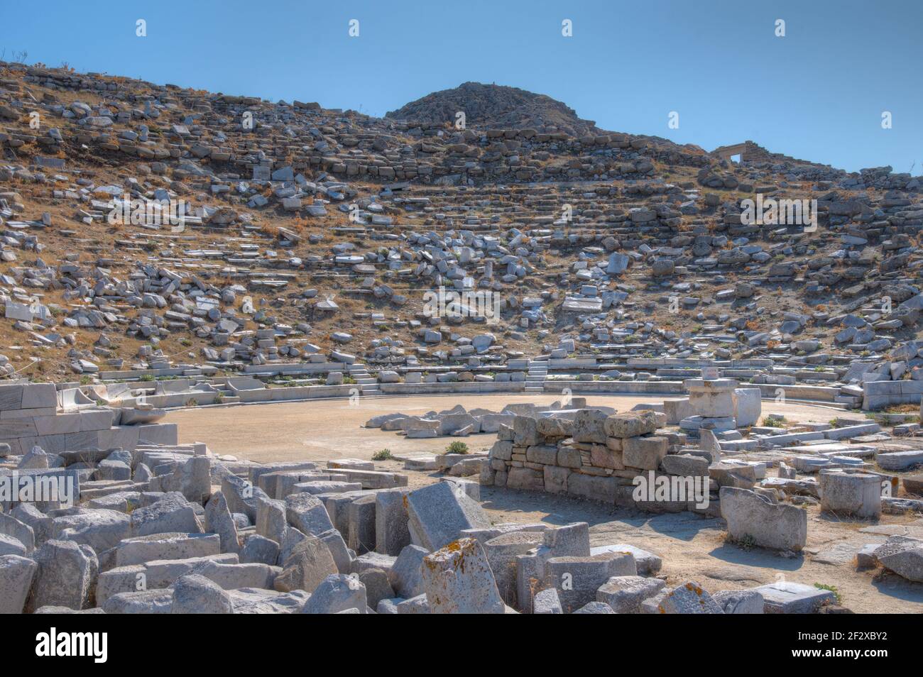 Teatro alle antiche rovine dell'isola di Delos in Grecia Foto Stock