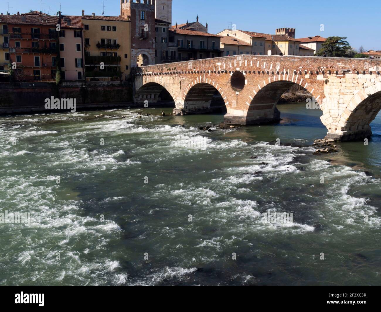 Il Ponte di pietra, il più antico ponte di Verona, è un ponte ad arco romano che attraversa il fiume Adige. Sotto il ponte, l'acqua b Foto Stock