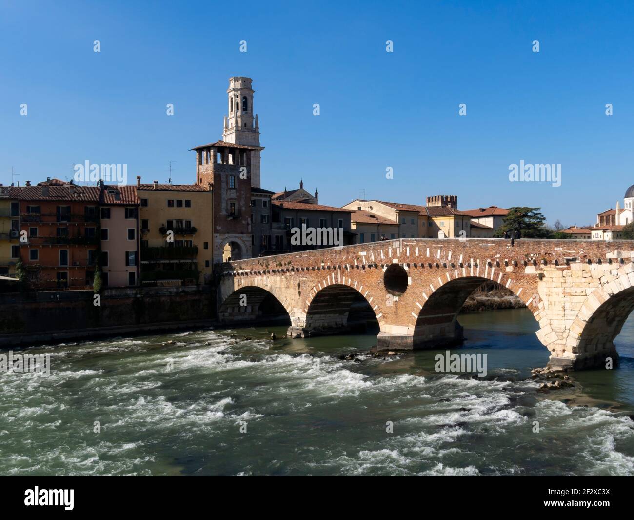 Il Ponte di pietra, il più antico ponte di Verona, è un ponte ad arco romano che attraversa il fiume Adige. Sotto il ponte, l'acqua b Foto Stock
