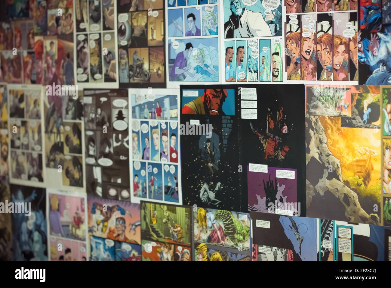 Mostra l'ultimo film come I poster DI AVENGERS ENDGAME a Wall Sunway Piramide con fuoco selettivo Foto Stock