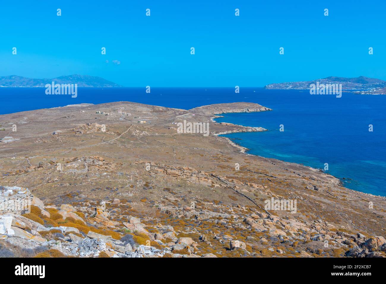 Paesaggio dell'isola di Delos con Mykonos sullo sfondo, Grecia Foto Stock