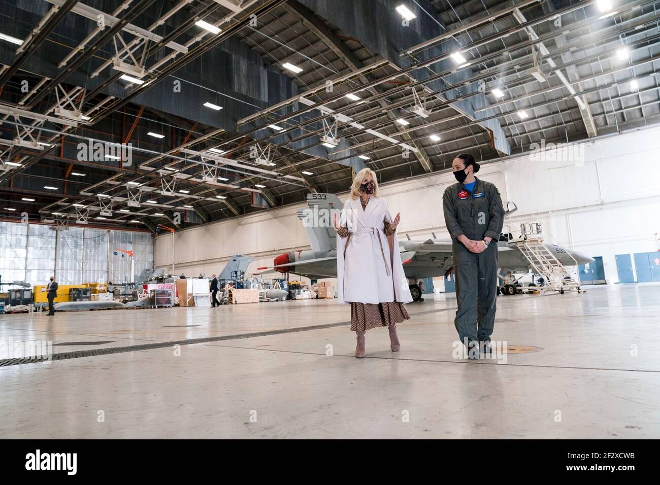 La First Lady Dr. Jill Biden degli Stati Uniti parla con la Lt. Cate Oakley, un pilota di caccia EA-18G Growler, durante la sua visita alla linea di volo alla base aerea navale di Whidbey Island il 9 marzo 2021 a Oak Harbor, Washington. La prima Signora ha visitato la base per mostrare sostegno ai militari e alle loro famiglie, e parlare dell'iniziativa delle forze congiunte. Foto Stock