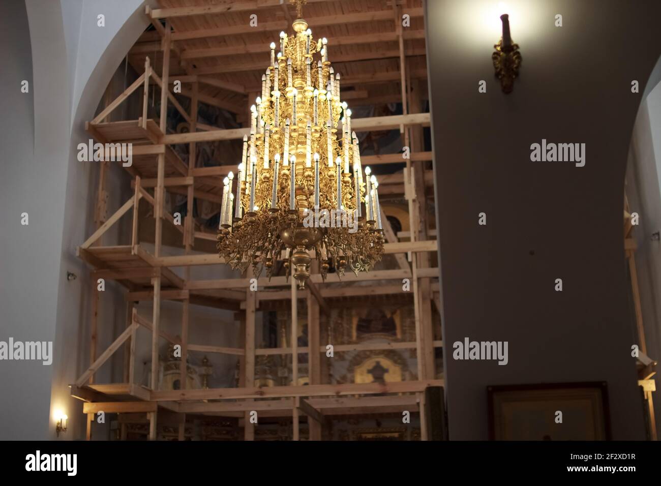 Un edificio di nuova costruzione della chiesa impalcando cupole di rivestimento lampadario con candele Foto Stock