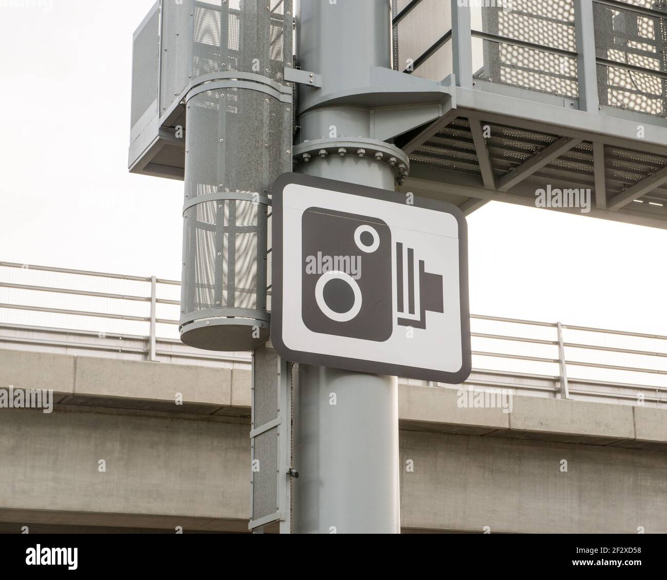 Cartello del display a soffitto con cartello di avvertenza della telecamera della velocità Nuova costruzione della A14 Road Foto Stock