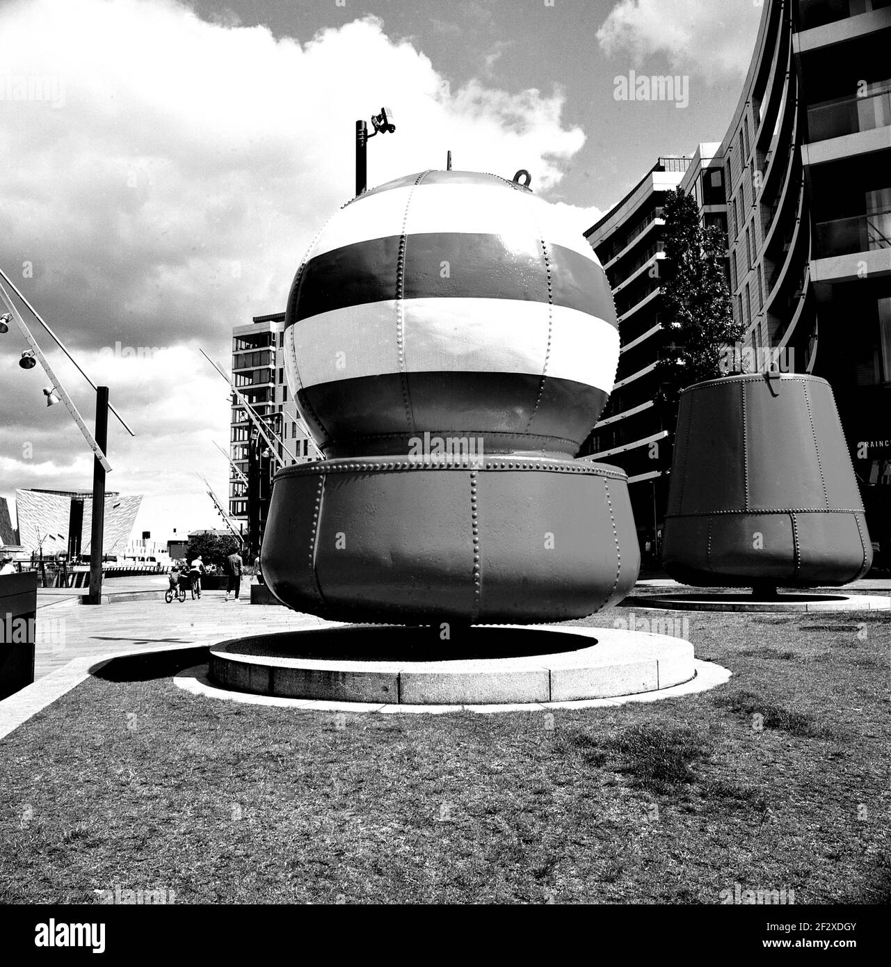 Buoys Belfast City NITitanic Quarter Medium format film fotografia di strada Foto Stock