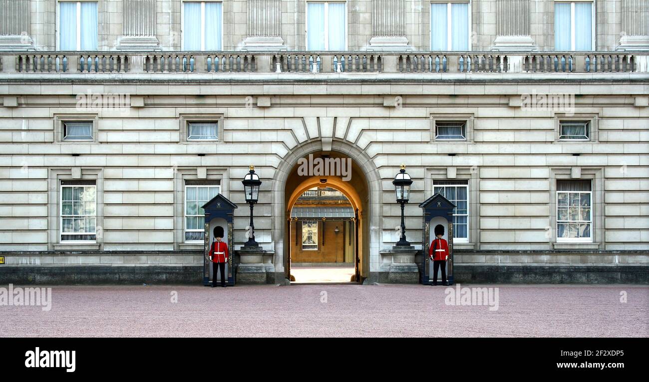 L'entrata di Buckingham Palace, sorvegliata da due soldati della Guardia della Regina il giorno in cui il Principe Giorgio di Cambridge è nato. Foto Stock