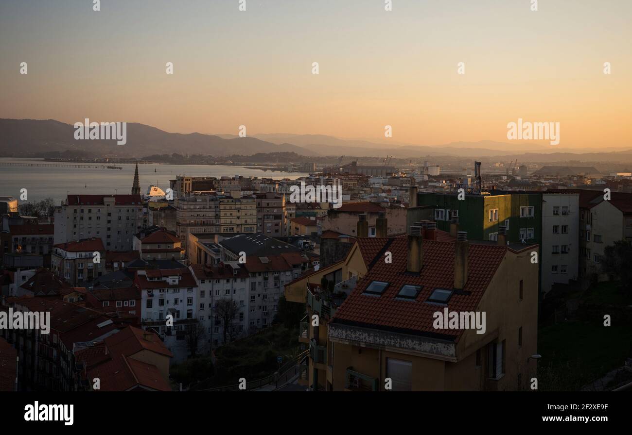 Paesaggio urbano panorama tramonto skyline di case colorate edifici architettura urbana a Santander Cantabria, Spagna Europa Foto Stock