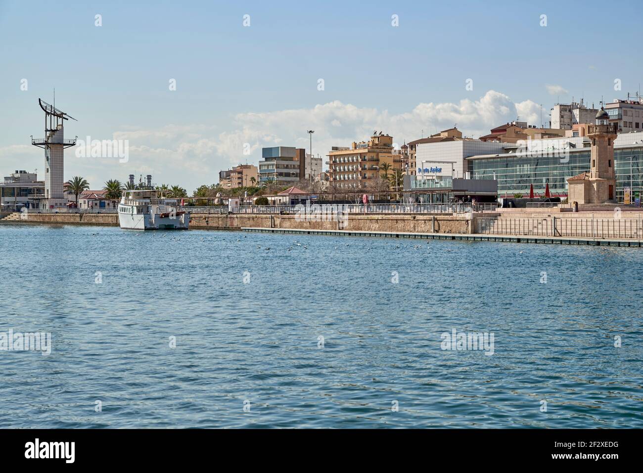 Catamarano ormeggiato nel porto, porto del quartiere marittimo di Grao nella città di Castellon, Spagna, Europa Foto Stock