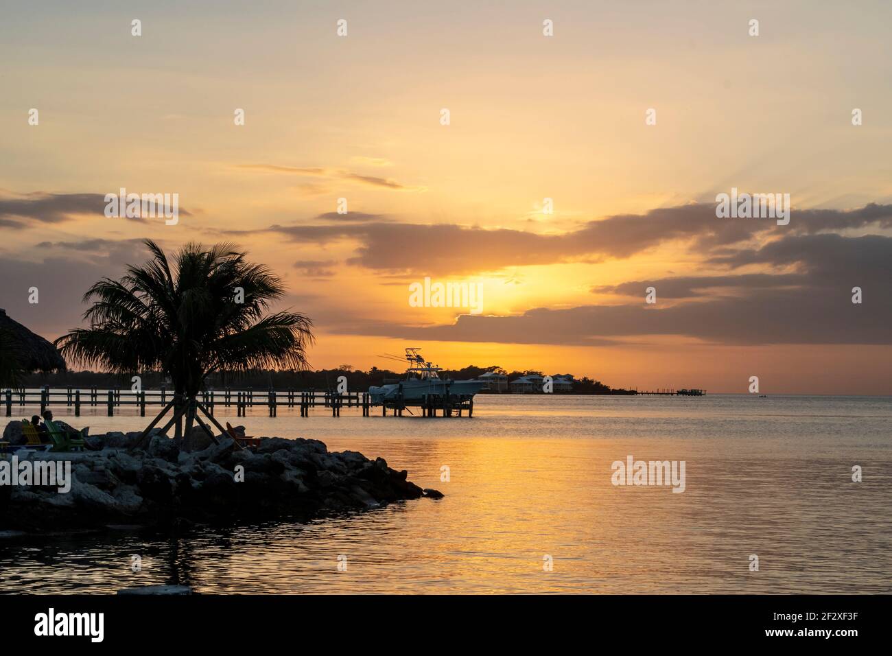Florida Keys Sunset: Viaggia verso il Golfo del Messico lungo la costa della Florida, goditi la tranquillità o questa popolare destinazione turistica sulla spiaggia Foto Stock
