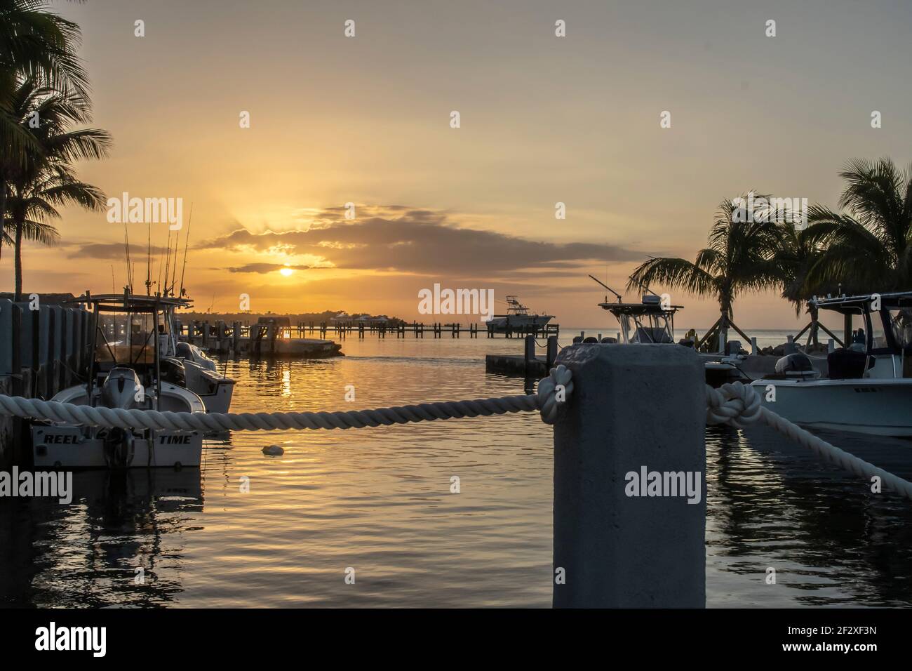 Florida Keys Sunset: Viaggia verso il Golfo del Messico lungo la costa della Florida, goditi la tranquillità o questa popolare destinazione turistica sulla spiaggia Foto Stock