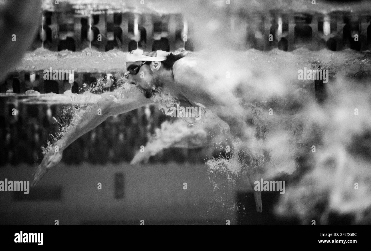 Vista subacquea di Michael Phelps nuotare in un incontro di nuoto. Foto Stock
