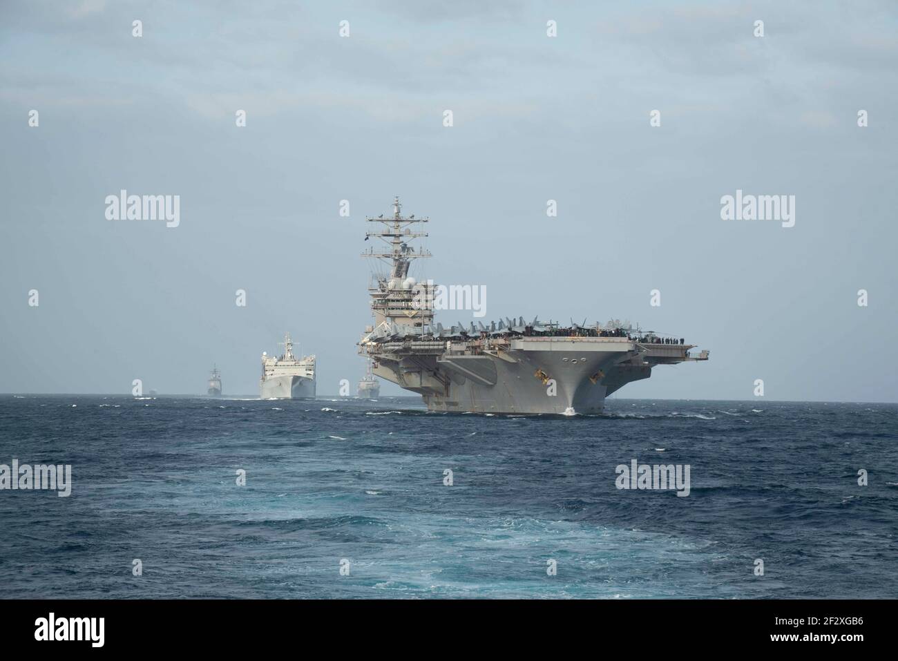 La portaerei della marina statunitense di classe Nimitz USS Dwight D. Eisenhower transita lo stretto di Gibilterra su un dispiegamento di routine nella sesta area operativa della flotta statunitense 9 marzo 2021 nel Mar Mediterraneo. Foto Stock