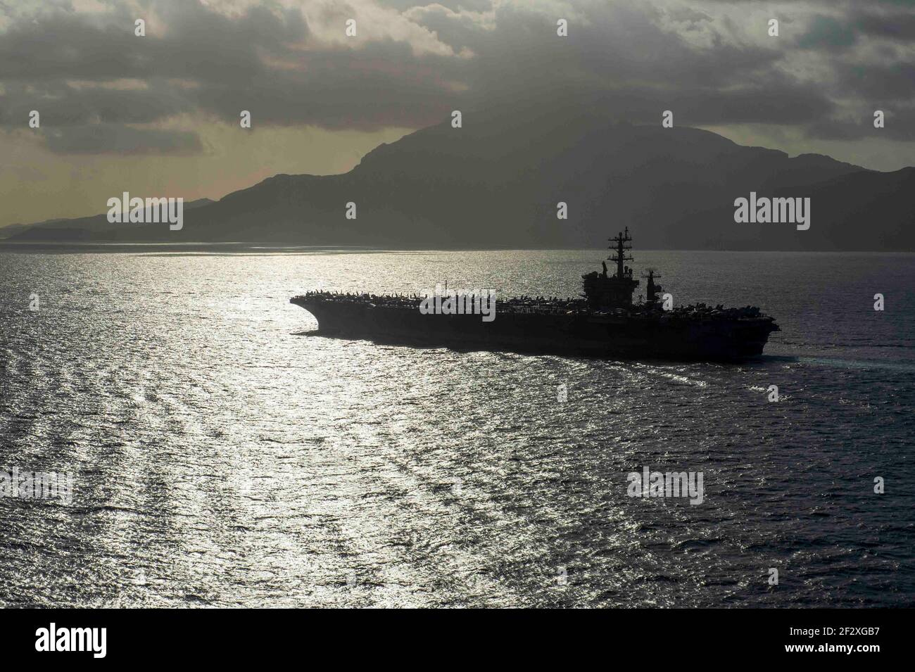 La portaerei della marina statunitense di classe Nimitz USS Dwight D. Eisenhower transita lo stretto di Gibilterra in un dispiegamento di routine nella sesta area operativa della flotta 9 marzo 2021 nel Mar Mediterraneo. Foto Stock