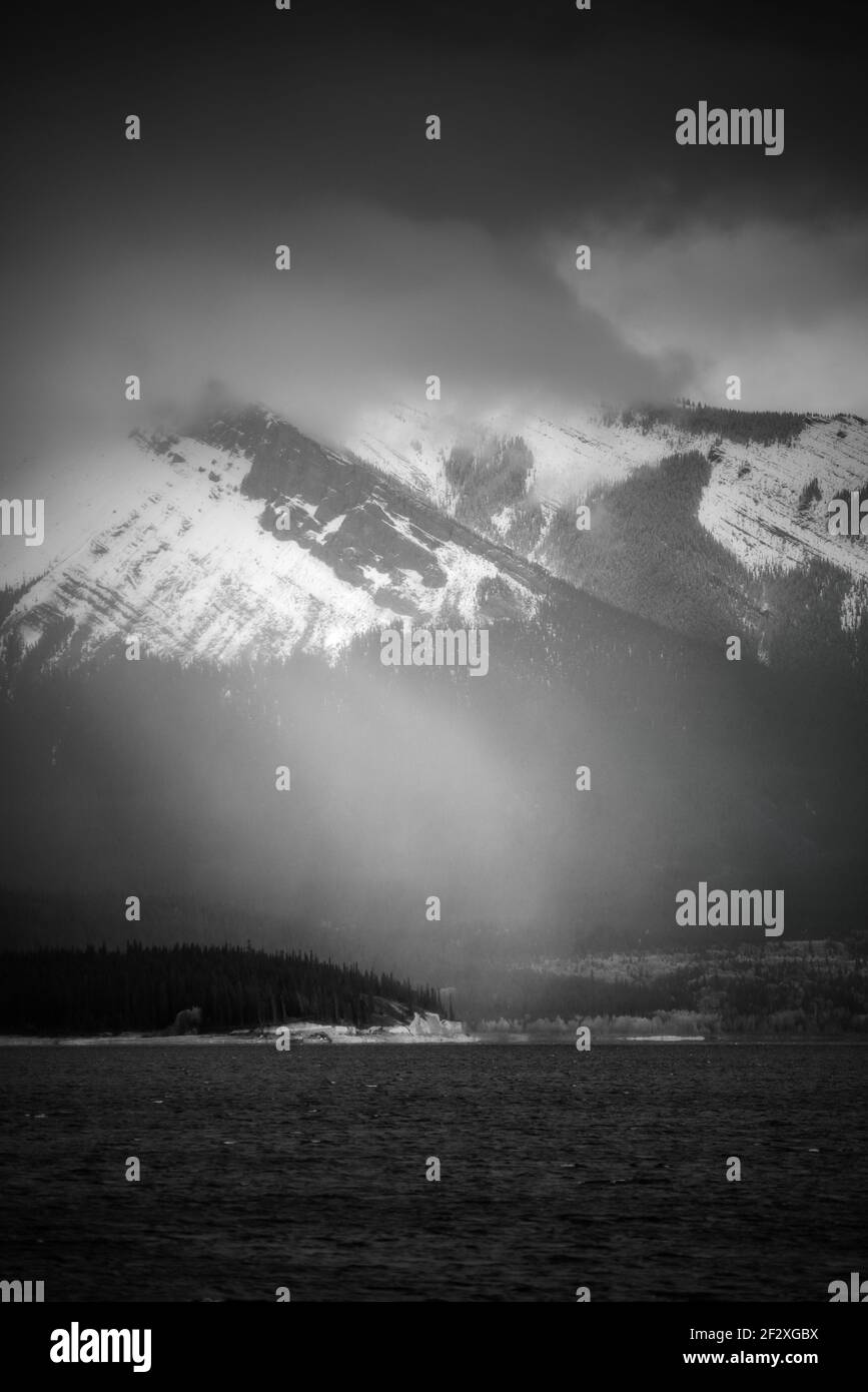 Neve atmosferica attraverso il lago Abraham nelle Montagne Rocciose canadesi dell'Alberta. Foto Stock