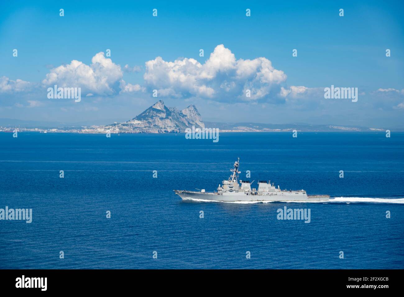 Il cacciatorpediniere guidato-missile USS Winston S. Churchill transita lo stretto di Gibilterra con l'Eisenhower Carrier Strike Group in un dispiegamento di routine il 10 marzo 2021 nel Mar Mediterraneo. Foto Stock