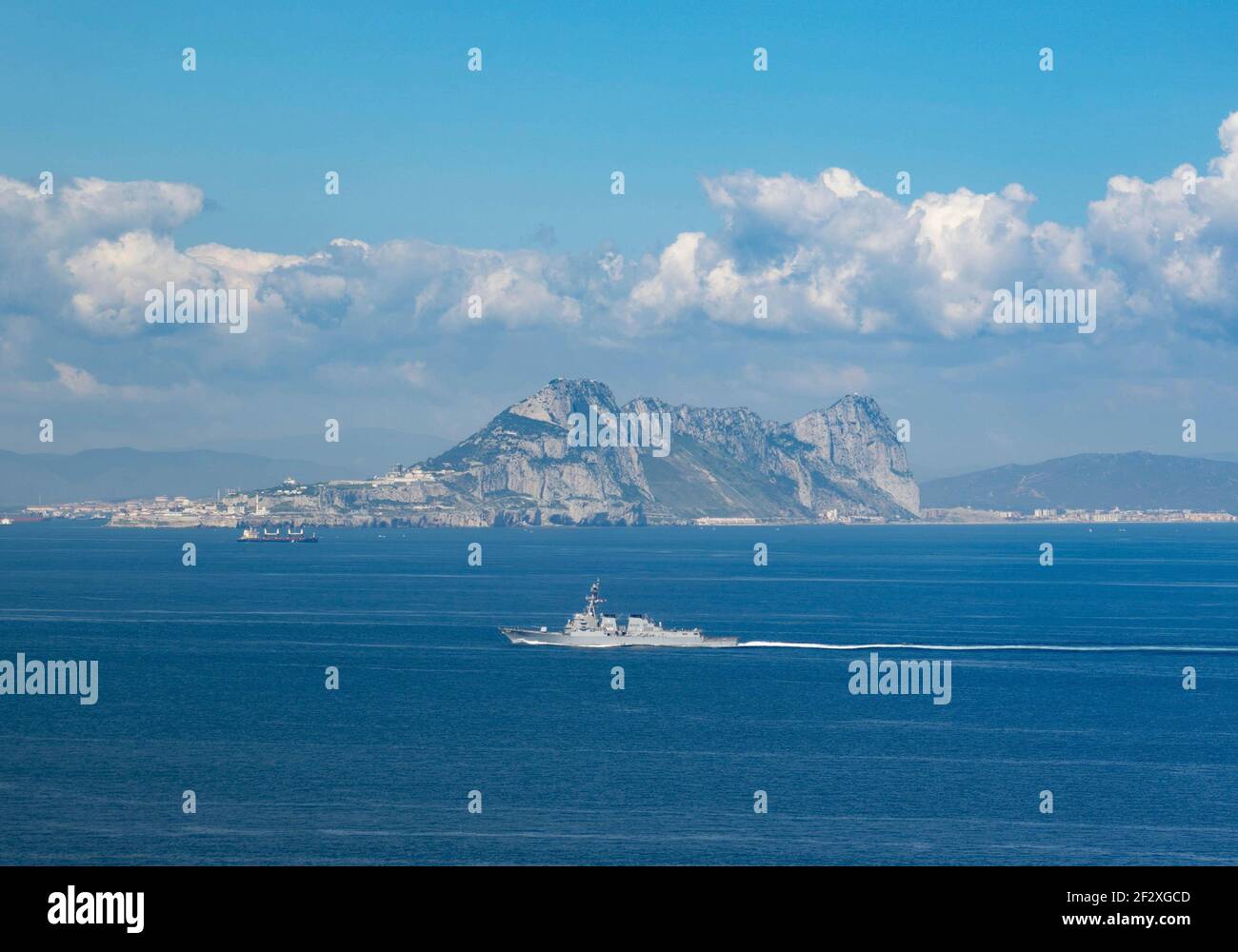 Il cacciatorpediniere guidato-missile USS Winston S. Churchill transita lo stretto di Gibilterra con l'Eisenhower Carrier Strike Group in un dispiegamento di routine il 10 marzo 2021 nel Mar Mediterraneo. Foto Stock