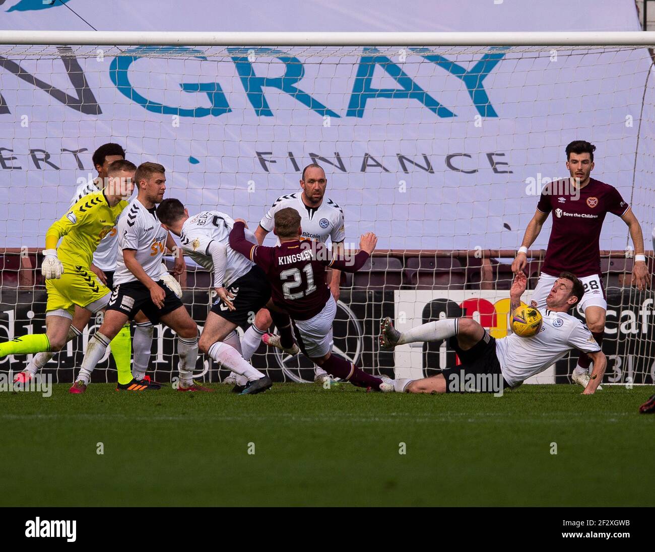 Campionato scozzese - cuore di Midlothian / Ayr Utd. Tynecastle Park, Edimburgo, Midlothian, Regno Unito. 23 gennaio 2021. I cuori ospitano Ayr United nel Campionato Scozzese al Tynecastle Park di Edimburgo. PIC mostra: Frenetica difesa da parte dell'Ayr come cuore 'sinistra-indietro, Stephen Kingsley, viene vicino. Credit: Ian Jacobs/Alamy Live News Foto Stock