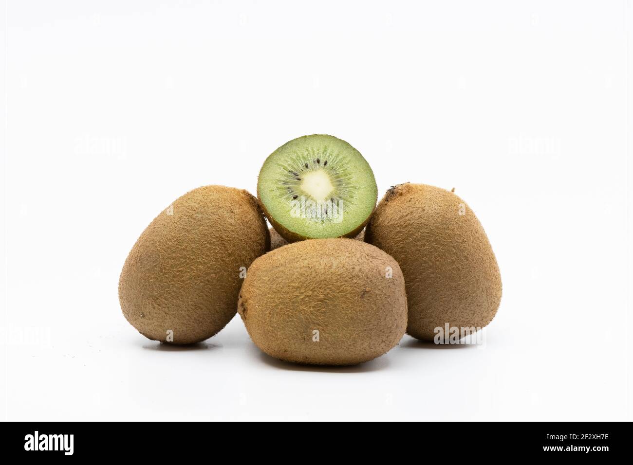 Mazzo di frutta fresca di kiwi isolato su sfondo bianco Foto Stock