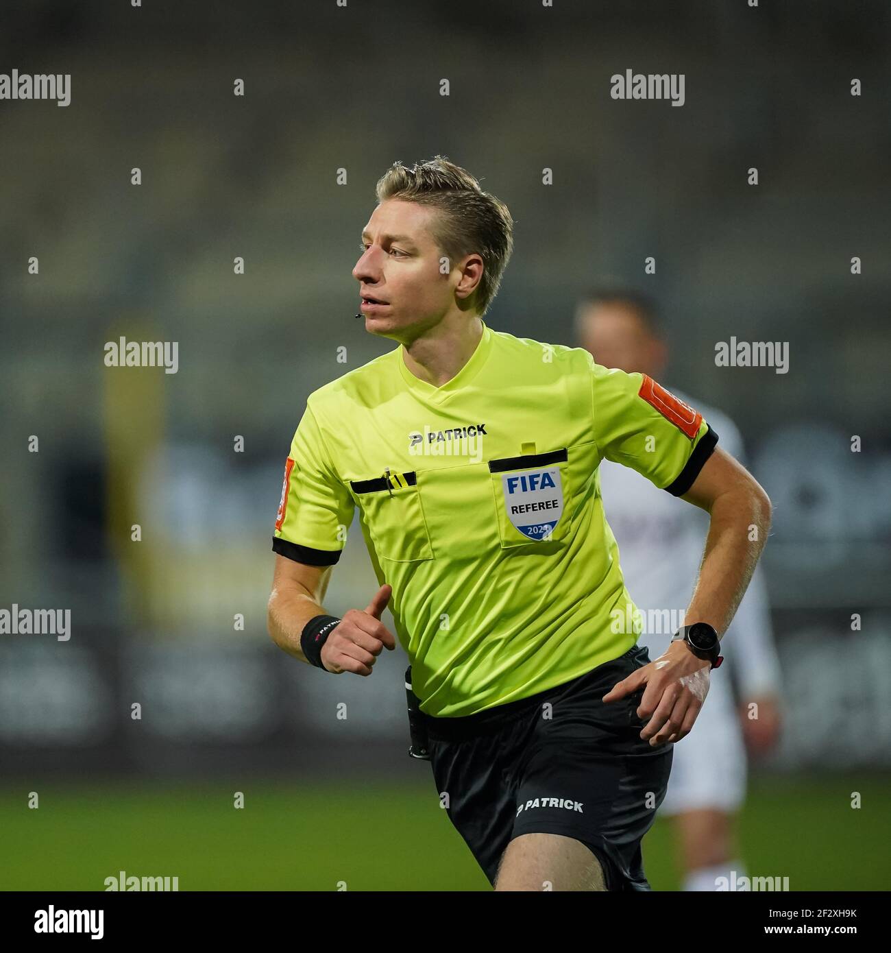 EUPEN, BELGIO - MARZO 13: Arbitro Lawrence Visser durante la partita semi-finale della Coppa del Belgio tra KAS Eupen e Standard Luik a Kas Eupen Stadi Foto Stock