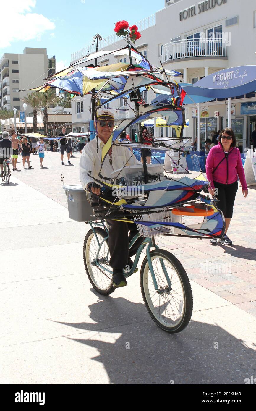 Hollywood Beach Broadwalk attrae persone che amano andare in bicicletta, pattinare e fare jogging in una giornata di sole. Foto Stock