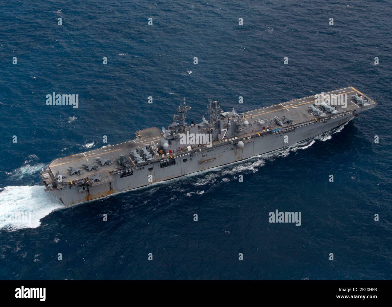 La nave d'assalto anfibia USS Iwo Jima della marina degli Stati Uniti conduce le operazioni di routine nell'Oceano Atlantico 4 marzo 2021 al largo della costa di Norfolk, Virginia. Foto Stock