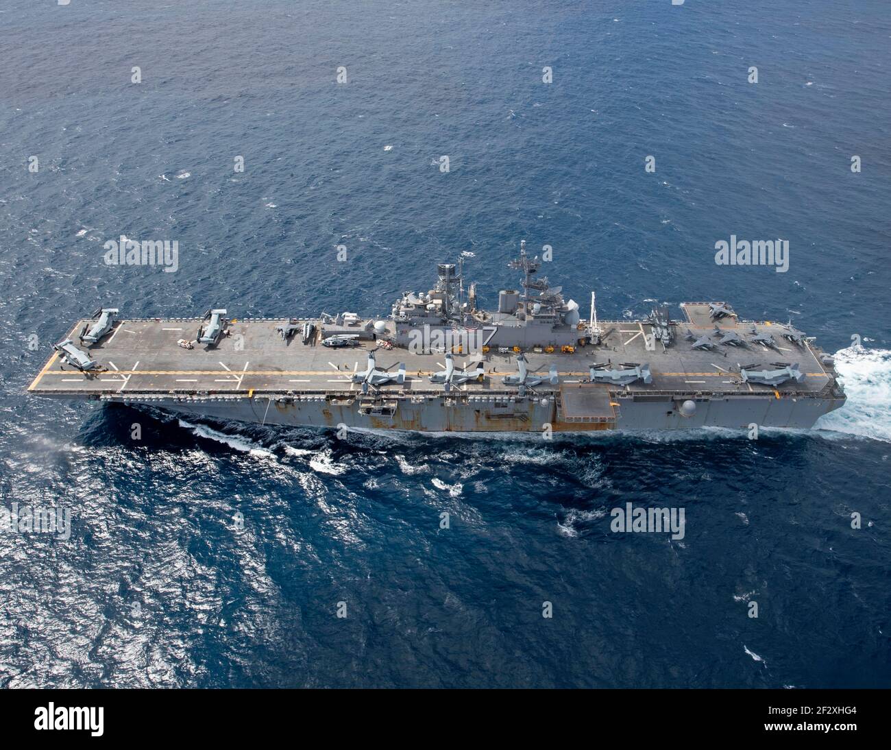 La nave d'assalto anfibia USS Iwo Jima della marina degli Stati Uniti conduce le operazioni di routine nell'Oceano Atlantico 4 marzo 2021 al largo della costa di Norfolk, Virginia. Foto Stock