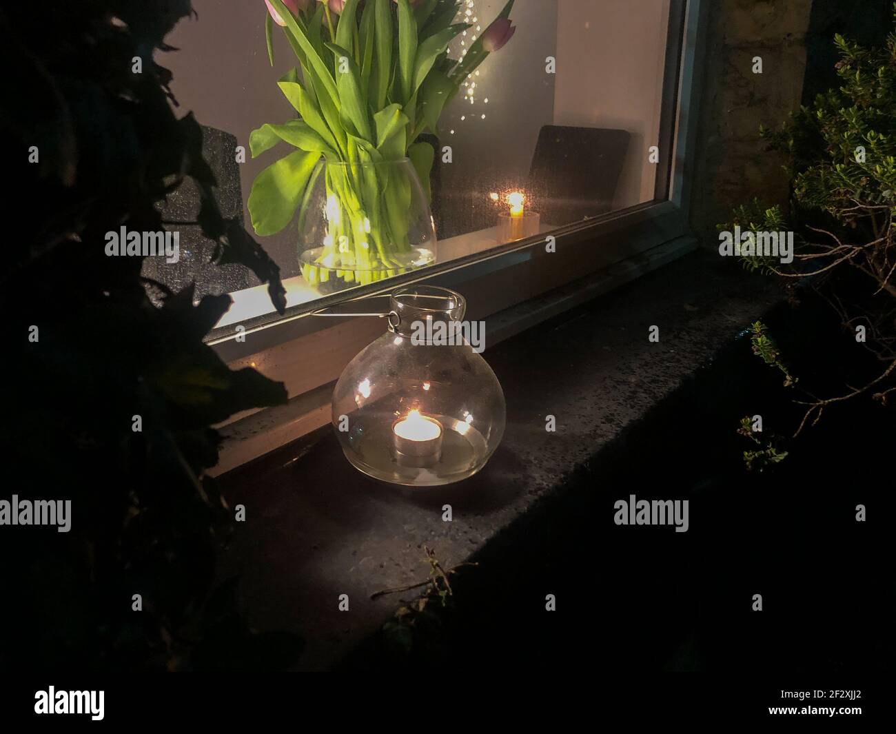 Candele sulla soglia della finestra di casa a Sheffield in vigil in Memoria di Sarah Everard Foto Stock