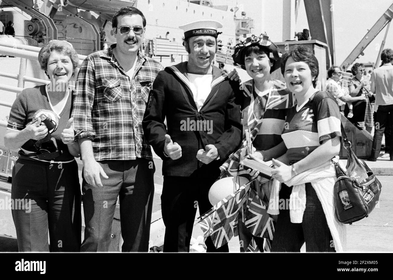 FAMIGLIE FELICI COME L'EQUIPAGGIO DI HMS ANTRIM SONO RIUNITI CON LE LORO FAMIGLIE SULLE NAVI RITORNO A PORTSMOUTH DA IL FALKLANDS 1982 PIC MIKE WALKER Foto Stock