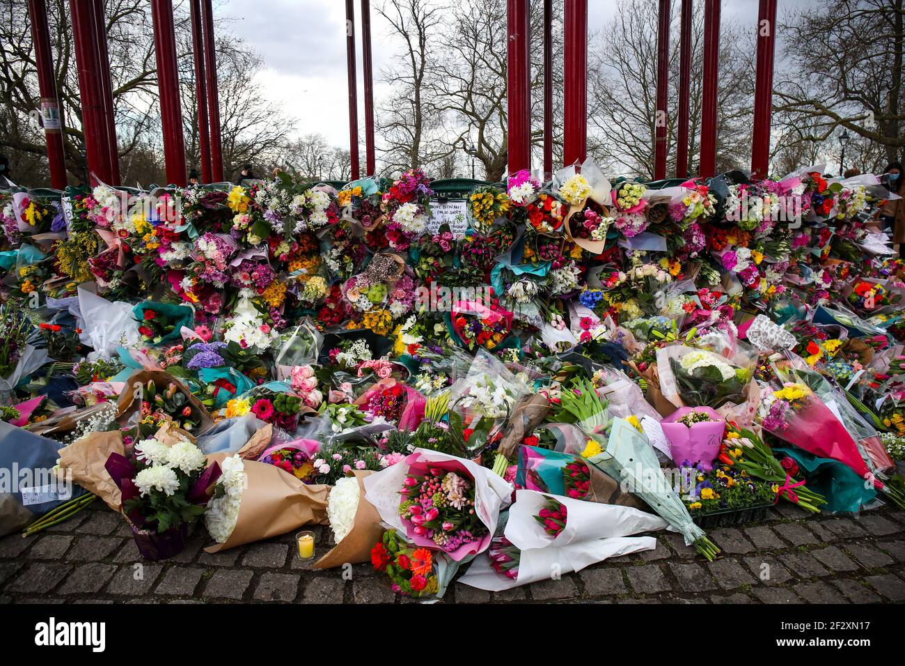 LONDRA, INGHILTERRA - MARZO 13: Fiori Peoplelay per pagare i loro omicidi dopo l'assassinio di Sarah Everard dopo una veglia ufficiale è stato annullato a causa della pandemia di Covid-19. Wayne Couzens, responsabile della polizia Metropolitana, è stato accusato del suo rapimento e assassinio sabato 13 marzo 2021. (Credit: Lucy North | MI News) Credit: MI News & Sport /Alamy Live News Foto Stock