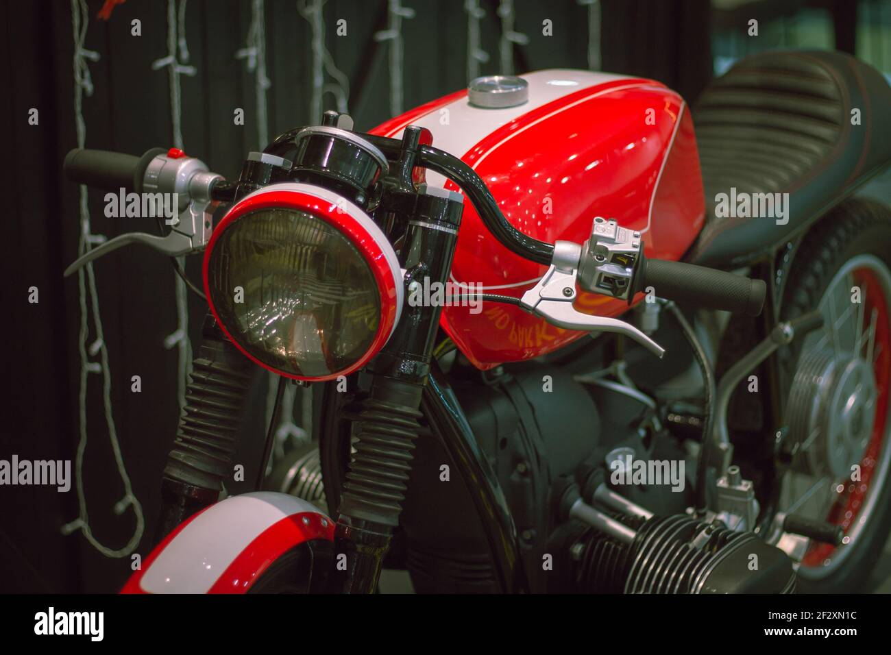 Moto in stile classico rosso, con telaio nero e volante Foto Stock