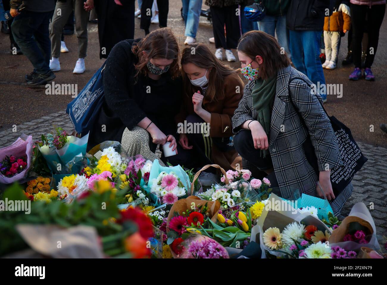 LONDRA, INGHILTERRA - MARZO 13: Fiori Peoplelay per pagare i loro omicidi dopo l'assassinio di Sarah Everard dopo una veglia ufficiale è stato annullato a causa della pandemia di Covid-19. Wayne Couzens, responsabile della polizia Metropolitana, è stato accusato del suo rapimento e assassinio sabato 13 marzo 2021. (Credit: Lucy North | MI News) Credit: MI News & Sport /Alamy Live News Foto Stock