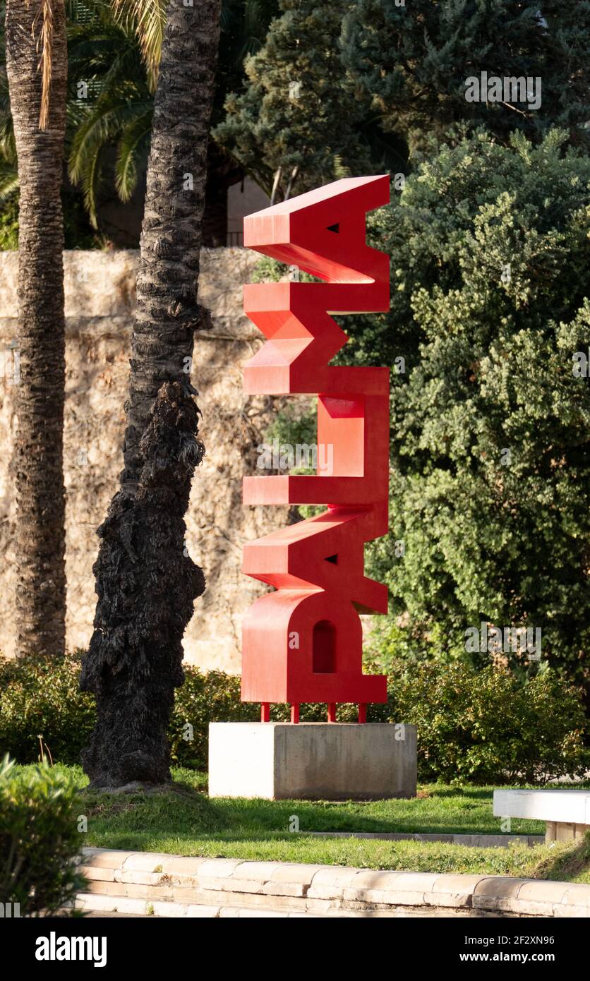 Palma parola scultura rossa sul lungomare di Palma de Maiorca Foto Stock