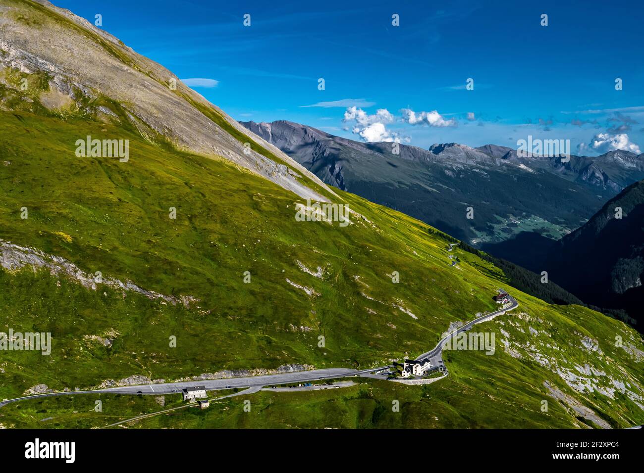 Mountain Pass e High Alpine Road nel Parco Nazionale Hohe Tauern con il picco di montagna Grossglockner Foto Stock