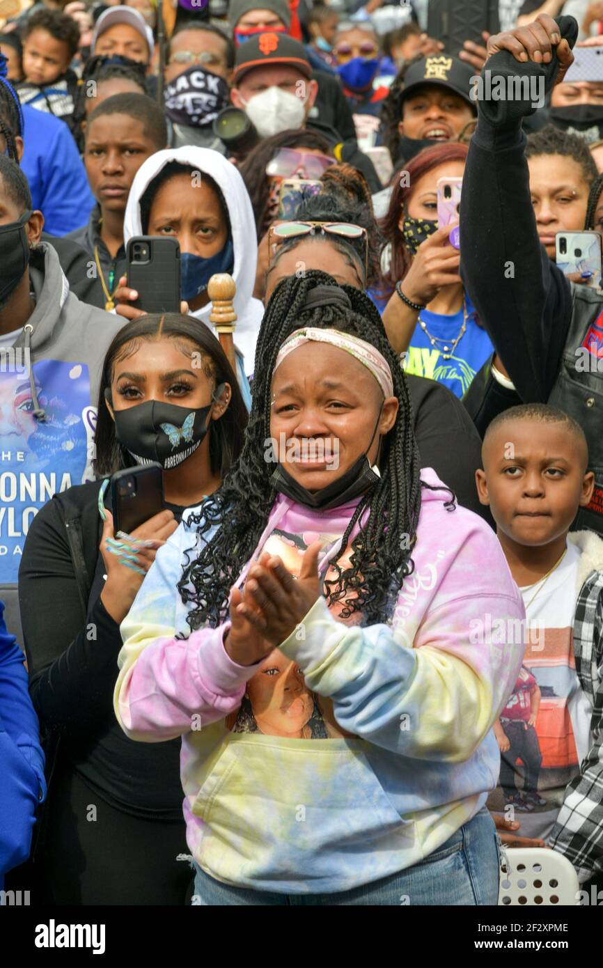 Louisville, Kentucky, Stati Uniti. 13 Marzo 2021. Tanika Palmer a 1 anno dalla morte di Breonna Taylor al Injustice Square Park a Louisville, Kentucky, 13 marzo 2021: Credit: Dee CEE carter/Media Punch/Alamy Live News Foto Stock