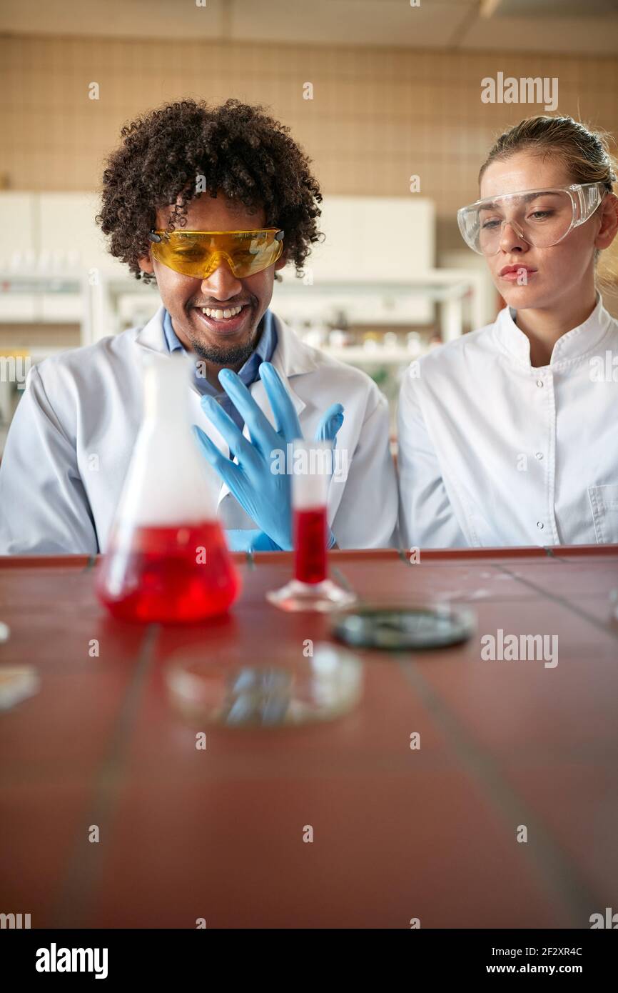 Due studenti di medicina che conducono esperimenti chimici in laboratorio Foto Stock