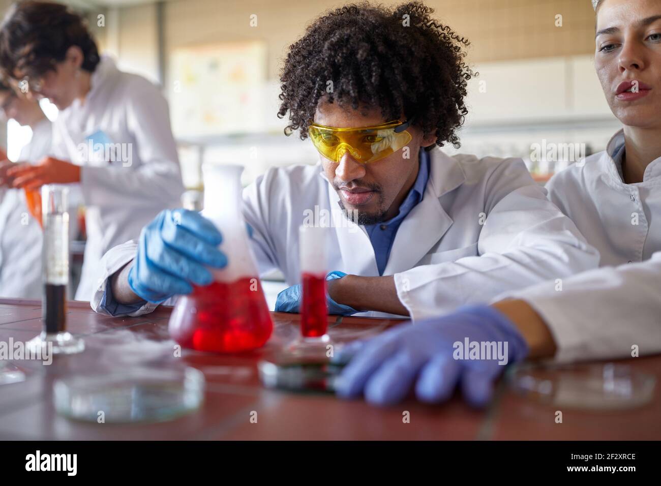 Studenti di medicina che conducono esperimenti chimici in laboratorio Foto Stock