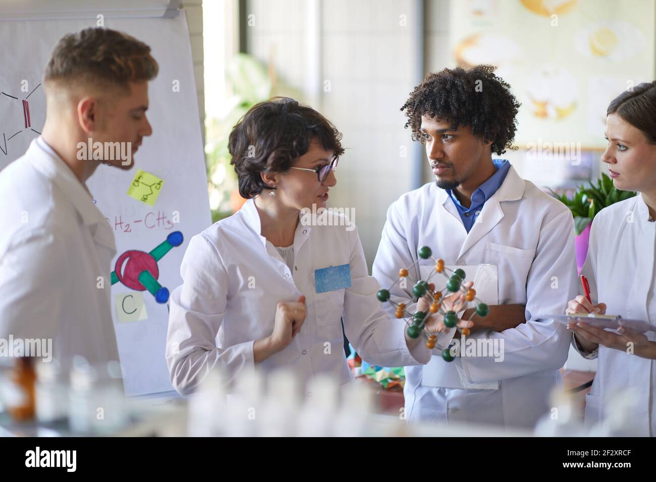 Studenti di medicina che hanno lezioni di chimica in laboratorio Foto Stock