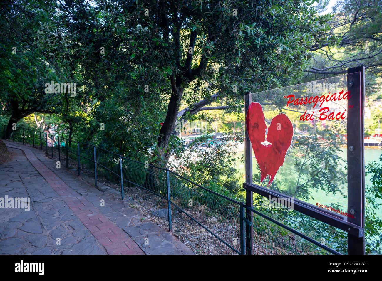 Cartello informativo sulla passeggiata dei baci che collega Paraggi a Portofino sulla costa orientale della Liguria Foto Stock
