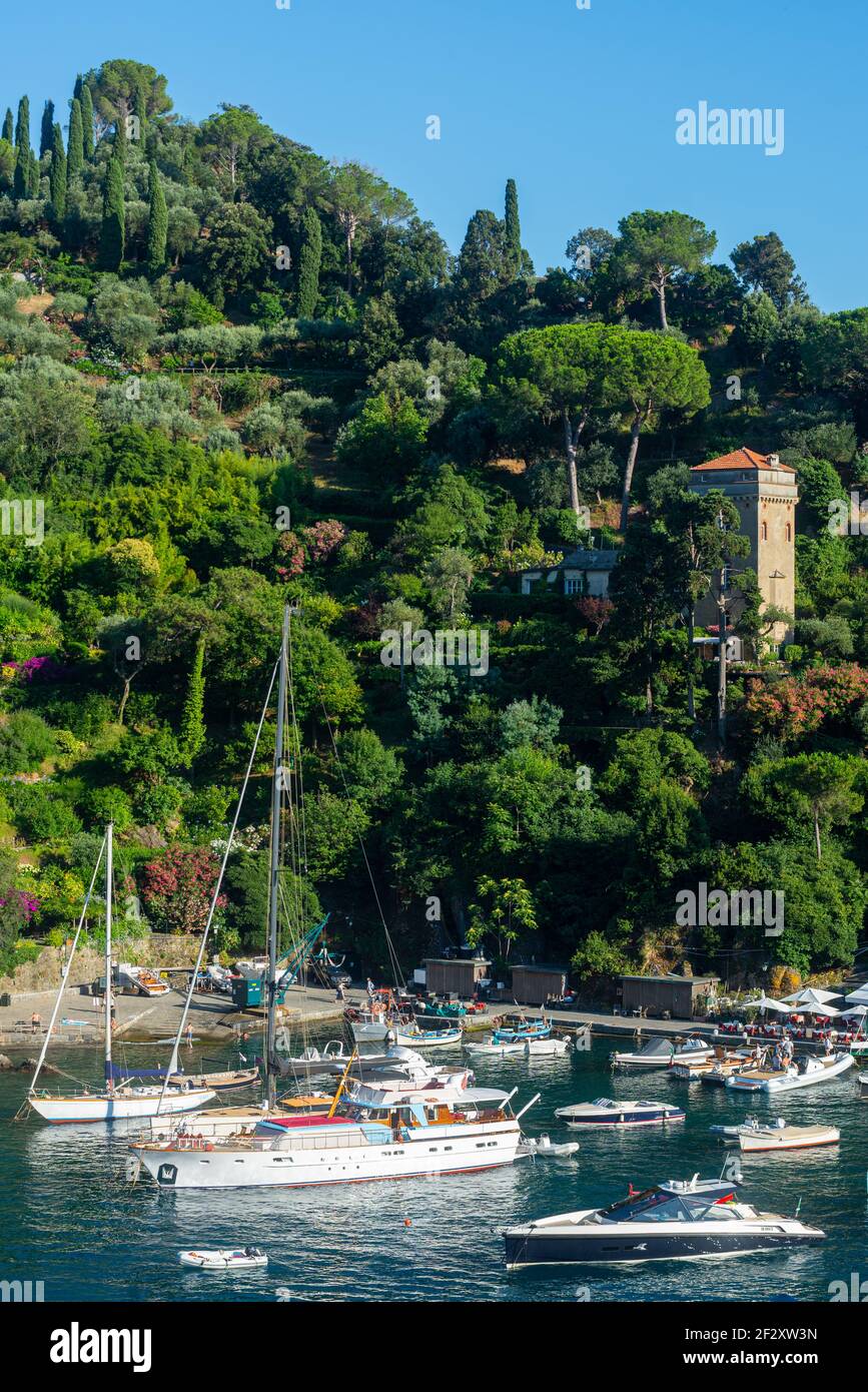 Grandi yacht di lusso nel mare ligure all'ingresso della baia di Portofino. Portofino è una destinazione di alto livello e i milionari navigano qui da tutta Europa Foto Stock