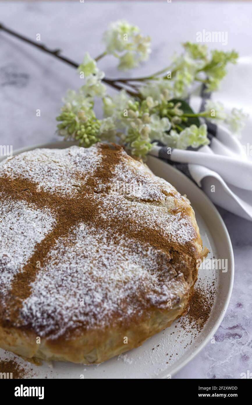 Dall'alto di appetitosa bastilla con spezie aromatiche sul tavolo Vicino al fiore sprig durante le vacanze Ramadan Foto Stock